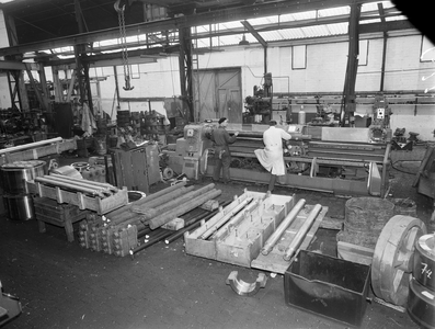 821159 Interieur van één van de productiehallen van de N.V. Nederlandse Staalfabrieken DEMKA (Havenweg 7) te Utrecht.